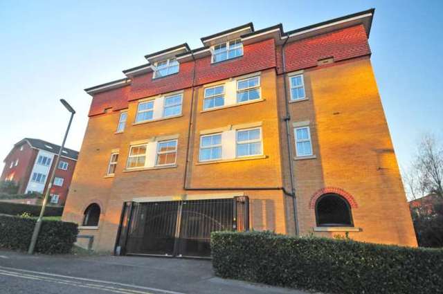  Image of 2 bedroom Apartment to rent in Chapel Road Redhill RH1 at Maple House, Chapel Road  Redhill, RH1 1LA