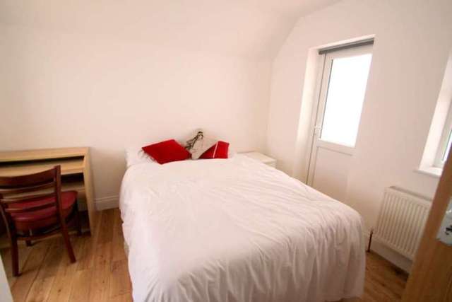  Image of 2 bedroom Flat to rent in North End Road London W14 at North End Road West Kensington London, W14 9NL