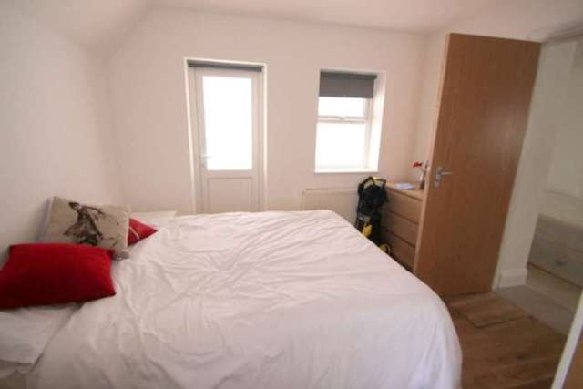  Image of 2 bedroom Flat to rent in North End Road London W14 at North End Road West Kensington London, W14 9NL
