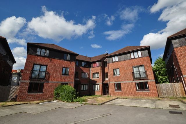  Image of 1 bedroom Flat to rent in Oakfields Alexandra Avenue Camberley GU15 at Alexandra Avenue  CAMBERLEY, GU15 3BY