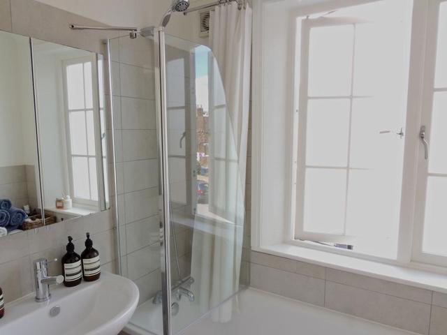  Image of 1 bedroom Flat to rent in Oakhurst Grove London SE22 at East Dulwich, SE22 9AH