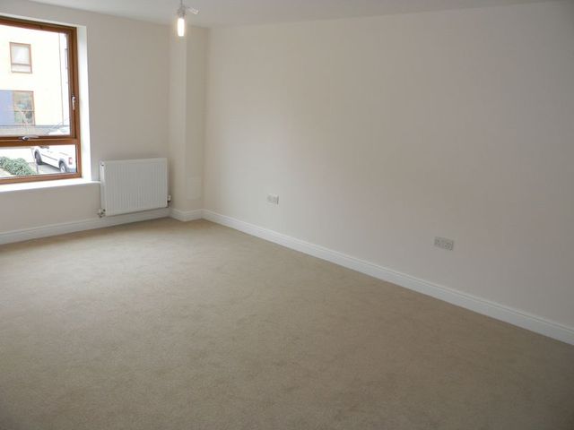 Image of 1 bedroom Flat to rent in Commonwealth Drive Crawley RH10 at Commonwealth Drive Three Bridges Crawley, RH10 1AJ