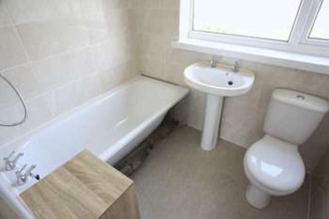  Image of 2 bedroom Flat to rent in Petts Hill Northolt UB5 at Petts Hill  Northolt, UB5 4NL