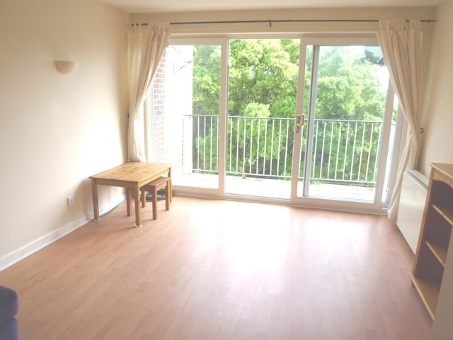  Image of 2 bedroom Flat to rent in Copper Beech Drive Farlington Portsmouth PO6 at Copper Beech Drive Farlington Portsmouth, PO6 1AZ