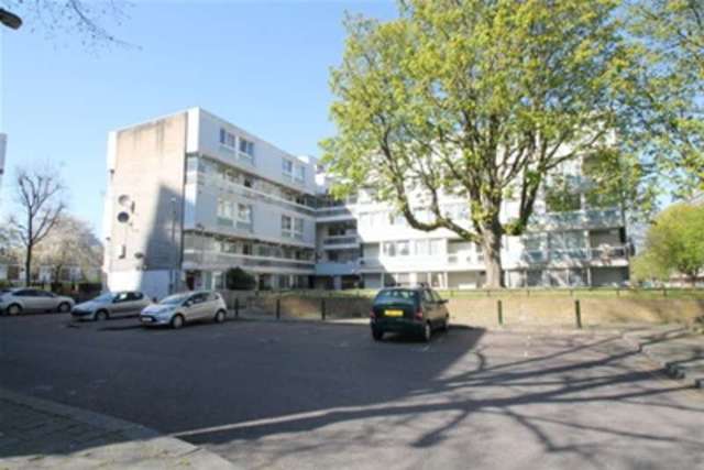  Image of 2 bedroom Flat to rent in Winstanley Estate London SW11 at London, SW11 2EN