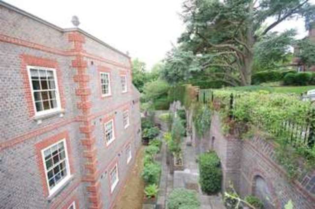  Image of 2 bedroom Property to rent in The Mount Caversham Reading RG4 at Treetops, The Mount Reading Reading, RG4 7RE