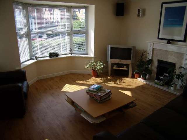  Image of 4 bedroom Detached house to rent in Seagrim Road Bournemouth BH8 at Bournemouth, BH8 0BD