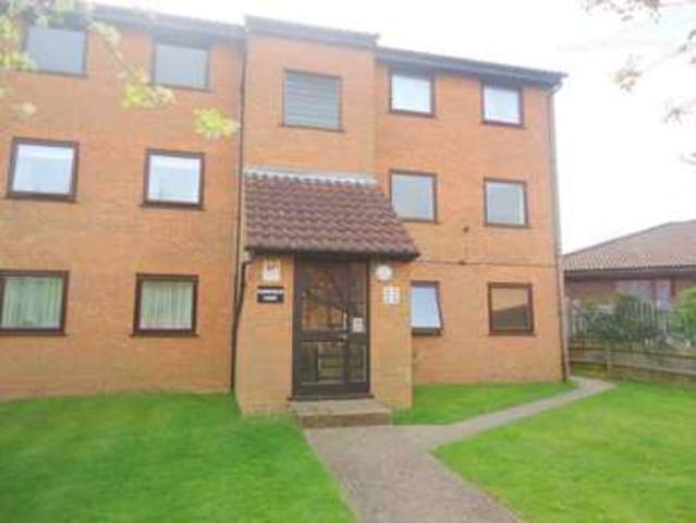  Image of 2 bedroom Flat for sale in Valley Green Hemel Hempstead HP2 at Valley Green  Hemel Hempstead, HP2 7RQ