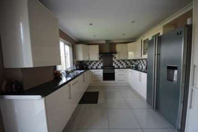  Image of 1 bedroom Bungalow to rent in Village Way Pinner HA5 at Village Way  Pinner, HA5 5AG