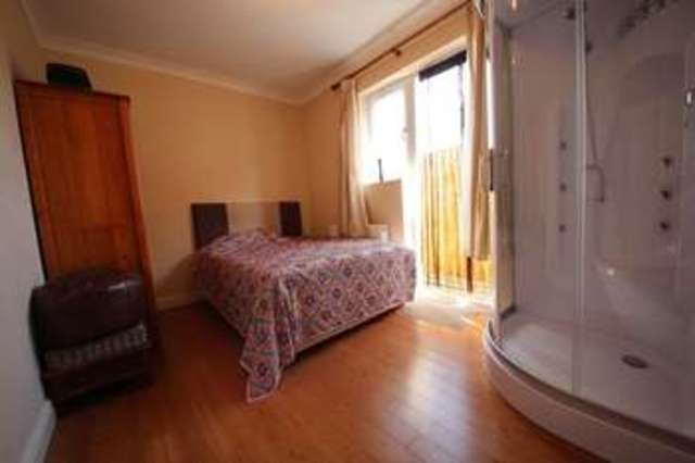  Image of 1 bedroom Bungalow to rent in Village Way Pinner HA5 at Village Way  Pinner, HA5 5AG