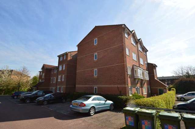  Image of 1 bedroom Flat to rent in Taunton Drive London N2 at Blackdown Close East Finchley London, N2 8JD