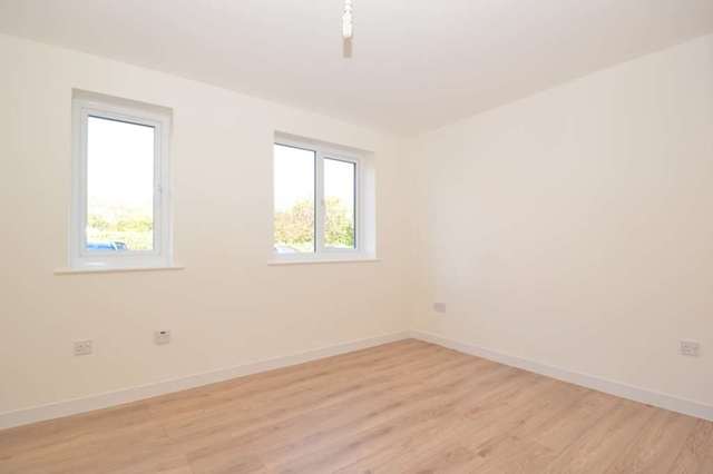  Image of 1 bedroom Flat to rent in Taunton Drive London N2 at Blackdown Close East Finchley London, N2 8JD