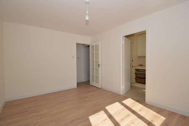 Image of 1 bedroom Flat to rent in Taunton Drive London N2 at Blackdown Close East Finchley London, N2 8JD