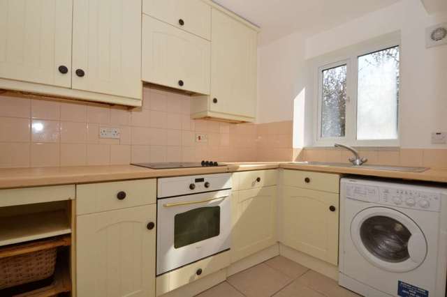 Image of 1 bedroom Flat to rent in Taunton Drive London N2 at Blackdown Close East Finchley London, N2 8JD