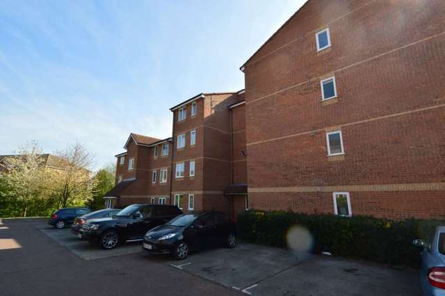  Image of 1 bedroom Flat to rent in Taunton Drive London N2 at Blackdown Close East Finchley London, N2 8JD
