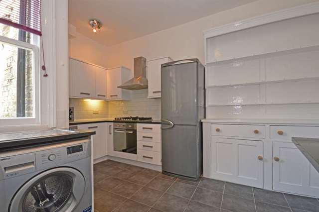  Image of 4 bedroom Flat to rent in Boundaries Road London SW12 at Boundaries Mansions Boundaries Road London, SW12 8EZ