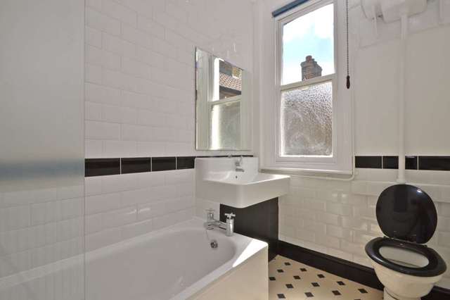  Image of 4 bedroom Flat to rent in Boundaries Road London SW12 at Boundaries Mansions Boundaries Road London, SW12 8EZ