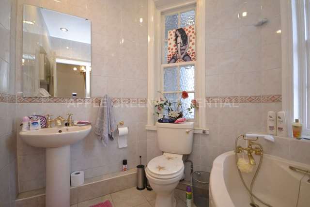  Image of 3 bedroom Apartment to rent in Baker Street London NW1 at Chalfont Court Baker Street London, NW1 5RS