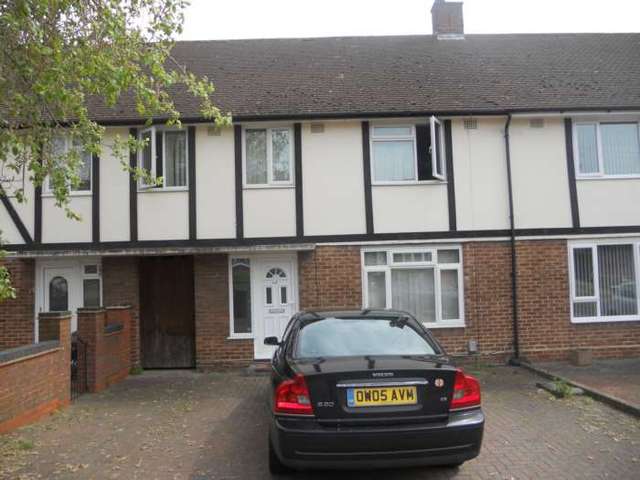  Image of 4 bedroom Semi-Detached house to rent in Eaton Valley Road Luton LU2 at Eaton Valley Road  Luton, LU2 0SN