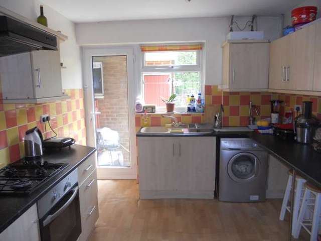  Image of 4 bedroom Semi-Detached house to rent in Eaton Valley Road Luton LU2 at Eaton Valley Road  Luton, LU2 0SN