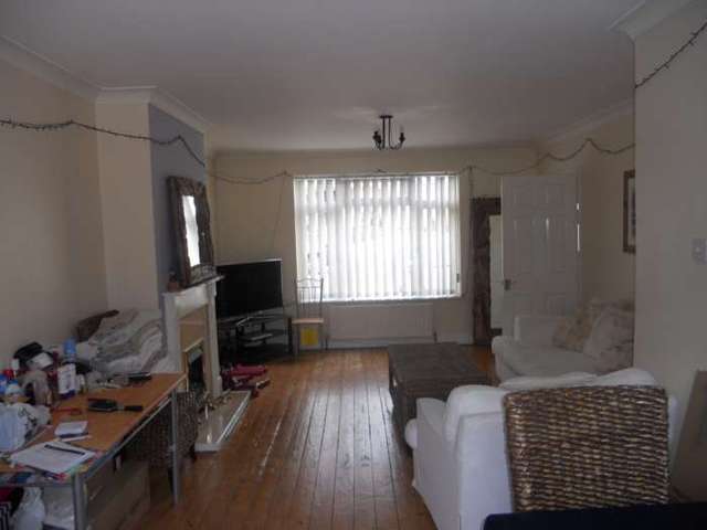  Image of 4 bedroom Semi-Detached house to rent in Eaton Valley Road Luton LU2 at Eaton Valley Road  Luton, LU2 0SN