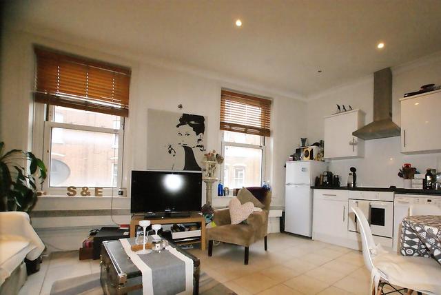  Image of 1 bedroom Flat to rent in Fulham Road London SW6 at Fulham  London, SW6 5RP