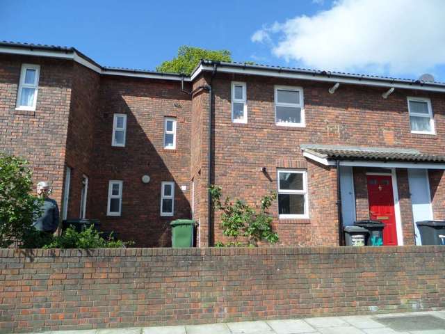  Image of 1 bedroom Flat to rent in Garden Close London SE12 at Garden Close Grove Park London, SE12 9TG