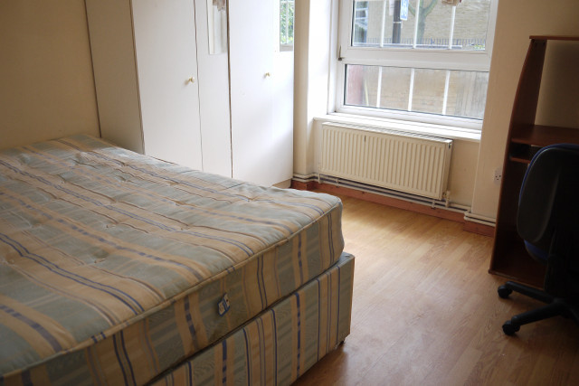  Image of 1 bedroom House Share to rent in Gill Street London E14 at London, E14 8AF