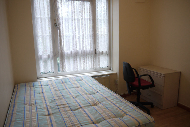  Image of 1 bedroom House Share to rent in Gill Street London E14 at London, E14 8AF