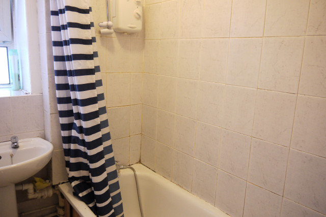  Image of 1 bedroom House Share to rent in Gill Street London E14 at London, E14 8AF