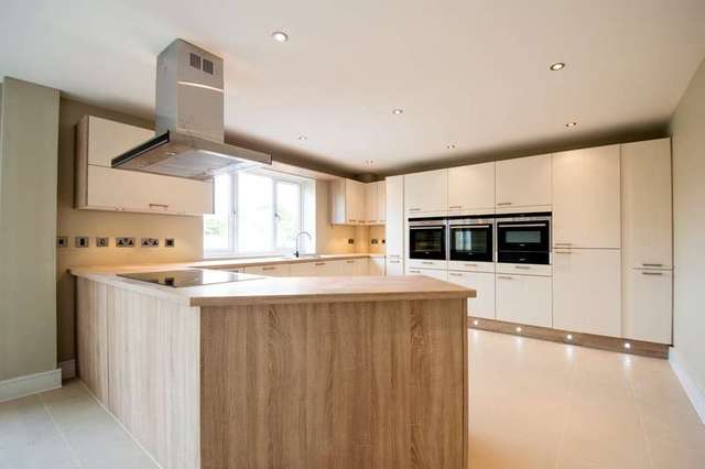  Image of 5 bedroom Detached house for sale in Gloucester Road Welland Malvern WR13 at Welland Malvern Worcestershire, WR13 6LA