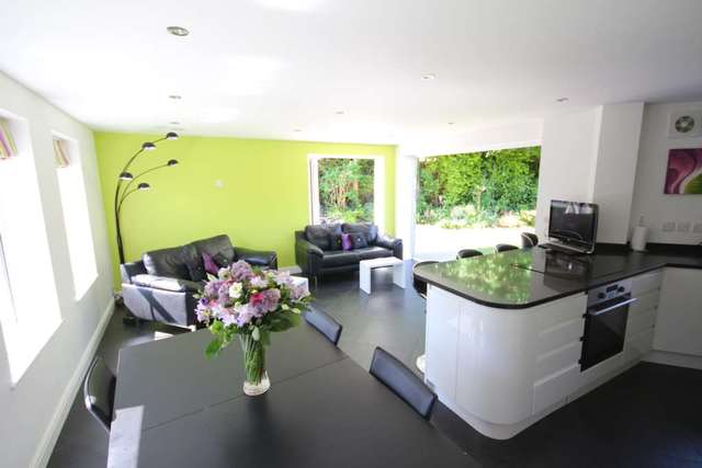  Image of 5 bedroom Detached house to rent in Hallbrooke Gardens Binfield Bracknell RG42 at Hallbrooke Gardens Binfield Bracknell, RG42 4UE