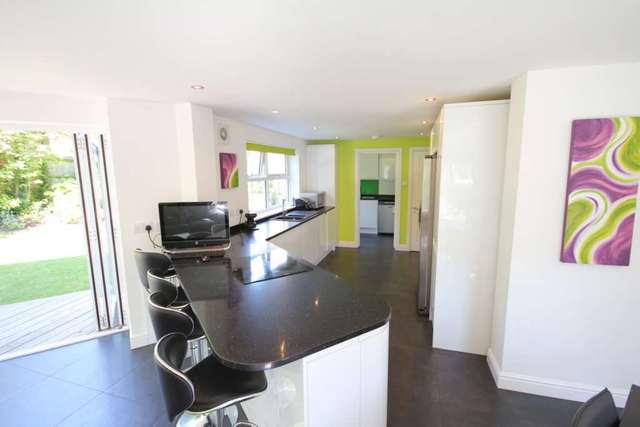  Image of 5 bedroom Detached house to rent in Hallbrooke Gardens Binfield Bracknell RG42 at Hallbrooke Gardens Binfield Bracknell, RG42 4UE
