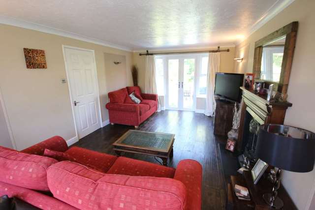  Image of 5 bedroom Detached house to rent in Hallbrooke Gardens Binfield Bracknell RG42 at Hallbrooke Gardens Binfield Bracknell, RG42 4UE