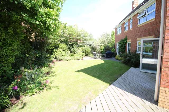  Image of 5 bedroom Detached house to rent in Hallbrooke Gardens Binfield Bracknell RG42 at Hallbrooke Gardens Binfield Bracknell, RG42 4UE