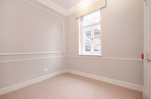  Image of 4 bedroom Apartment to rent in Fitzjohns Avenue London NW3 at Fitzjohn`s Avenue Hampstead London, NW3 6PH