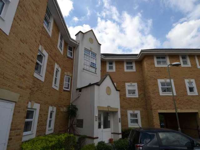  Image of 2 bedroom Flat to rent in International Way Sunbury-on-Thames TW16 at Sunbury On Thames Middlesex Sunbury, TW16 7HQ