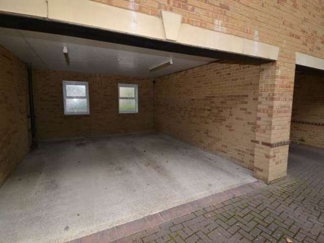  Image of 2 bedroom Flat to rent in International Way Sunbury-on-Thames TW16 at Sunbury On Thames Middlesex Sunbury, TW16 7HQ