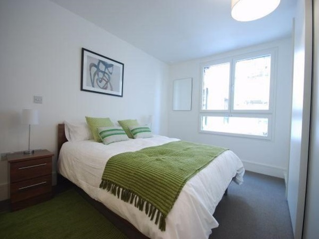  Image of 1 bedroom Flat to rent in Clement Avenue London SW4 at CLAPHAM, SW4 7BF