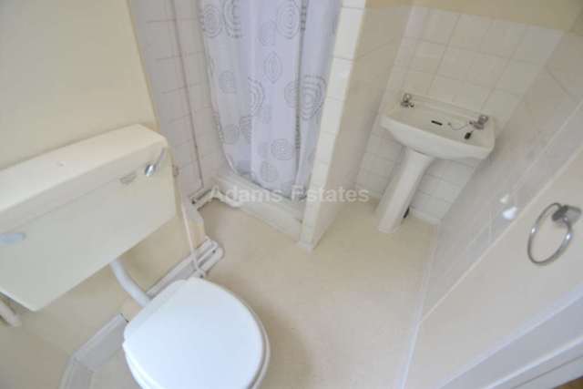  Image of 1 bedroom House Share to rent in London Road Earley Reading RG1 at London Road  Reading, RG1 5DD