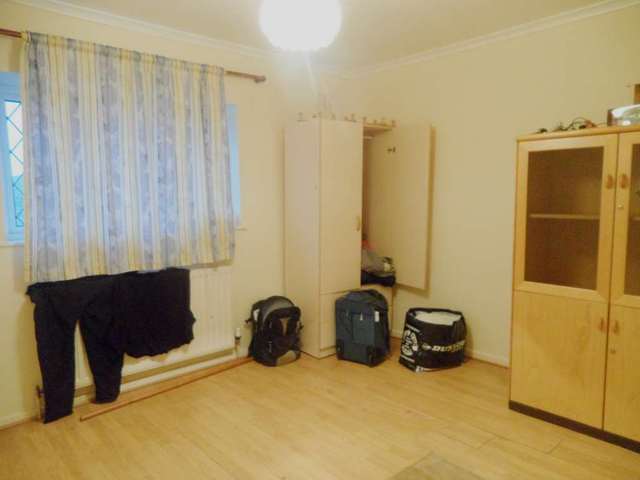  Image of 5 bedroom Terraced house to rent in Manor Road Dagenham RM10 at Manor Road Dagenham East Dagenham, RM10 8AX