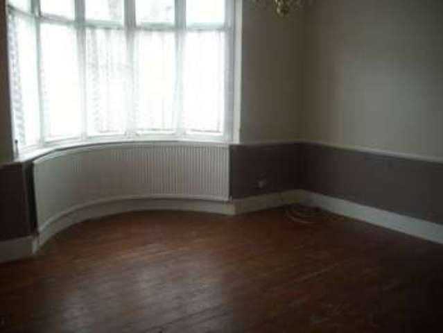  Image of 2 bedroom Flat to rent in Marine Avenue Westcliff-on-Sea SS0 at Marine Avenue  Westcliff-On-Sea, SS0 7PS