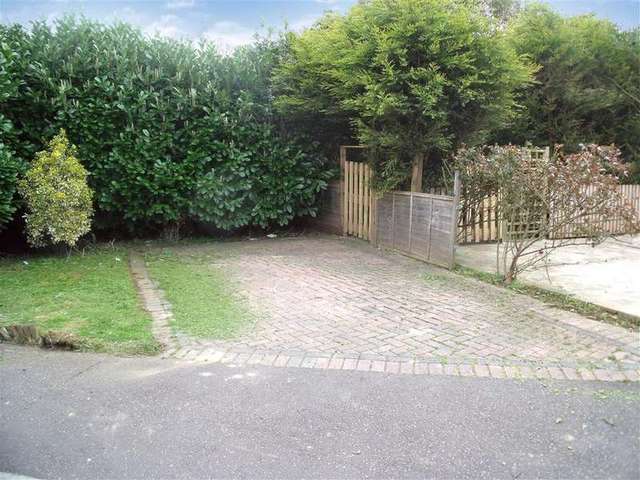  Image of 1 bedroom Flat for sale in Montpelier Road East Preston Littlehampton BN16 at East Preston West Sussex East Preston, BN16 1JZ