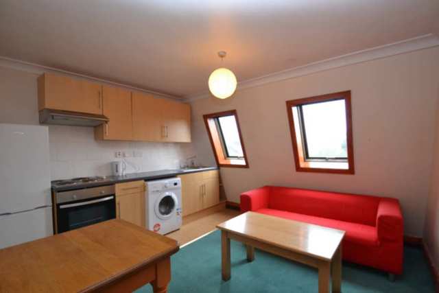  Image of 2 bedroom Flat to rent in Shepherds Bush Road London W6 at Shepherds Bush Road  London, W6 7PD