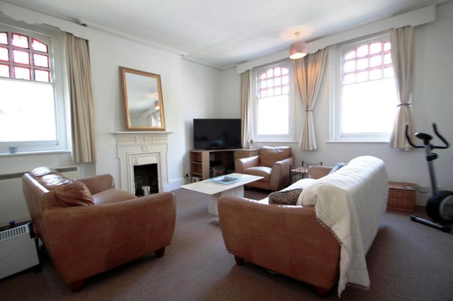  Image of 1 bedroom Apartment to rent in Station Avenue Walton-on-Thames KT12 at Walton-On-Thames, KT12 1NF