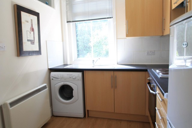  Image of 1 bedroom Apartment to rent in Station Avenue Walton-on-Thames KT12 at Walton-On-Thames, KT12 1NF