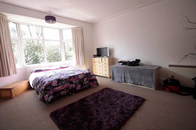  Image of 1 bedroom Apartment to rent in Station Avenue Walton-on-Thames KT12 at Walton-On-Thames, KT12 1NF