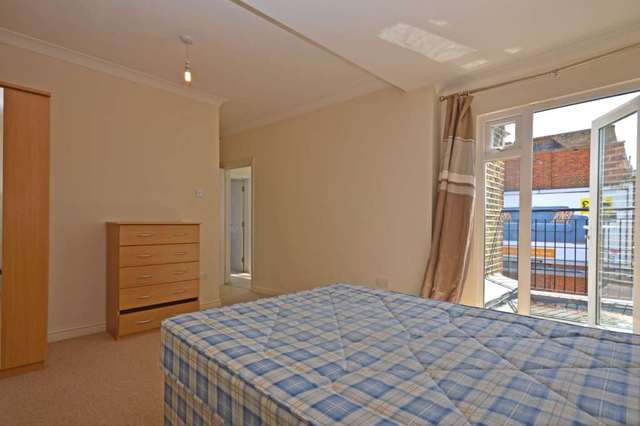  Image of 3 bedroom Flat to rent in Tooting High Street London SW17 at Tooting High Street Tooting London, SW17 0RG