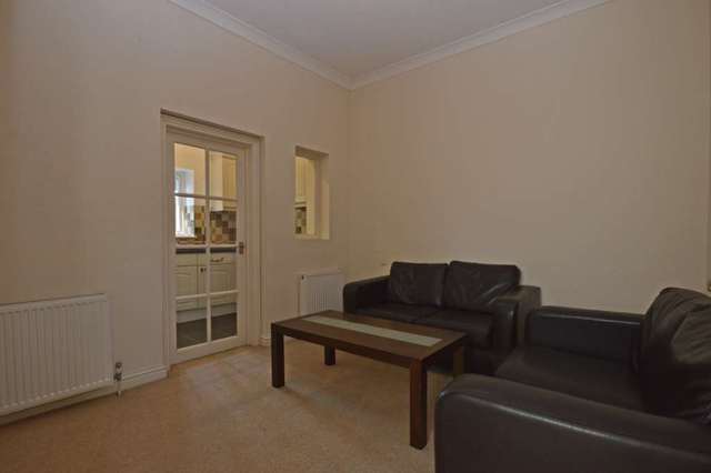  Image of 3 bedroom Flat to rent in Tooting High Street London SW17 at Tooting High Street Tooting London, SW17 0RG