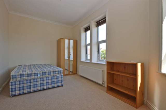  Image of 3 bedroom Flat to rent in Tooting High Street London SW17 at Tooting High Street Tooting London, SW17 0RG